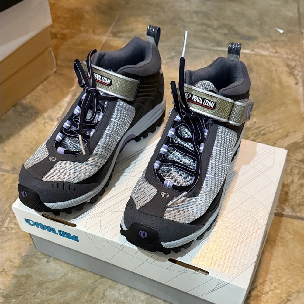 Pearl Izumi woman’s Black and Gray Sneakers
